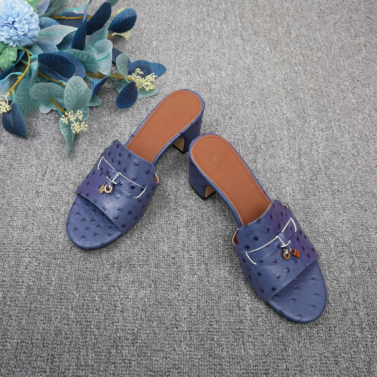 👟👟Ex-factory price 440👟👟 Genuine leather sole +30 suede sheepskin slippers with a strap decorated with Loro Piana My Charms charms and decorated with tone-on-tone stitching. Sophisticated and feminine, it pairs well with both city and resort looks. For those looking for an elegant upgrade, the summer glamor slipper is known for its slim open-back silhouette. size: 35-44 (custom-made sizes 43 and 44 are non-returnable) Upper: imported suede sheep leather (sheep), cowhide ostrich pattern, cowhide snake pattern Lining: imported high-grade mixed sheep silk Heel height: 5.5CM